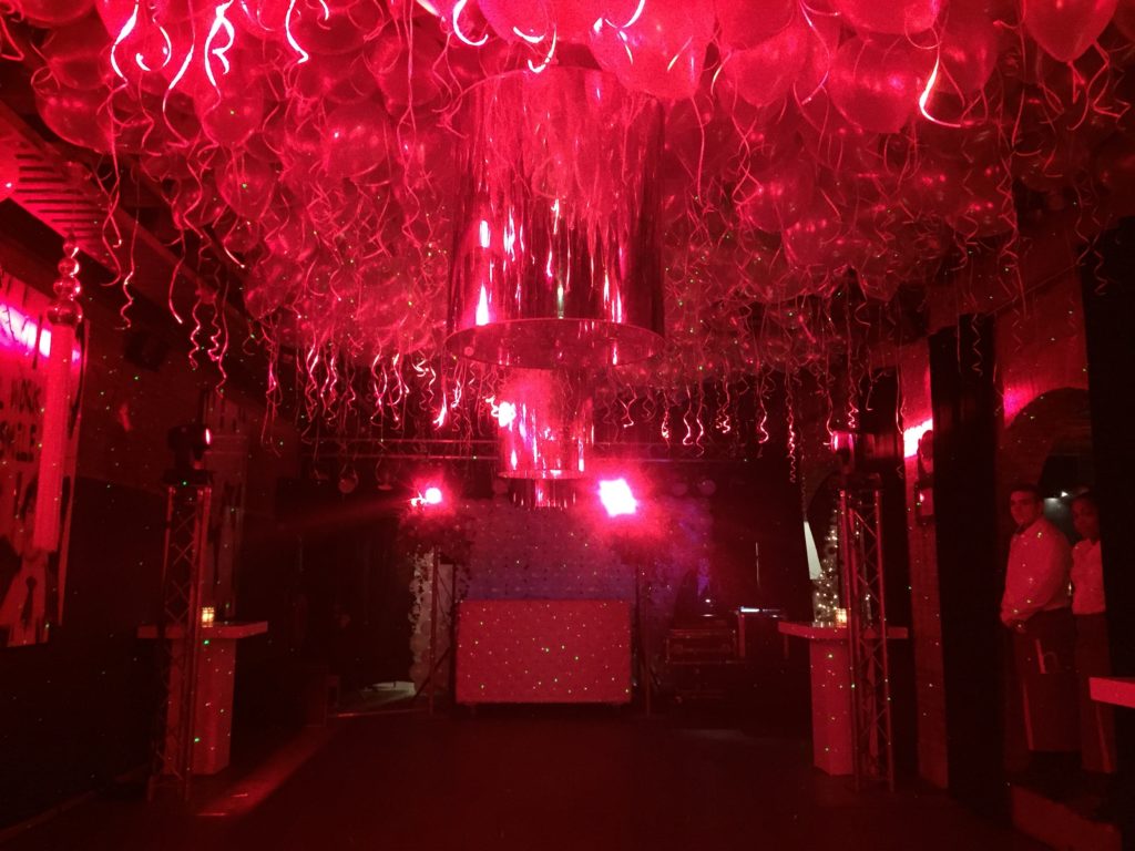 De Ballonnenkoning - hospitalityclub - decoratie trouwen ballondak rood met laserlicht