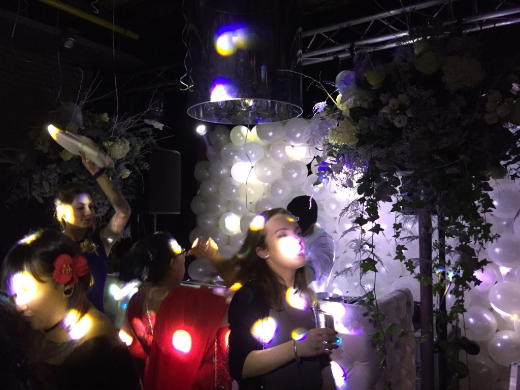 De Ballonnenkoning - hospitalityclub - decoratie trouwen ballondak DJ