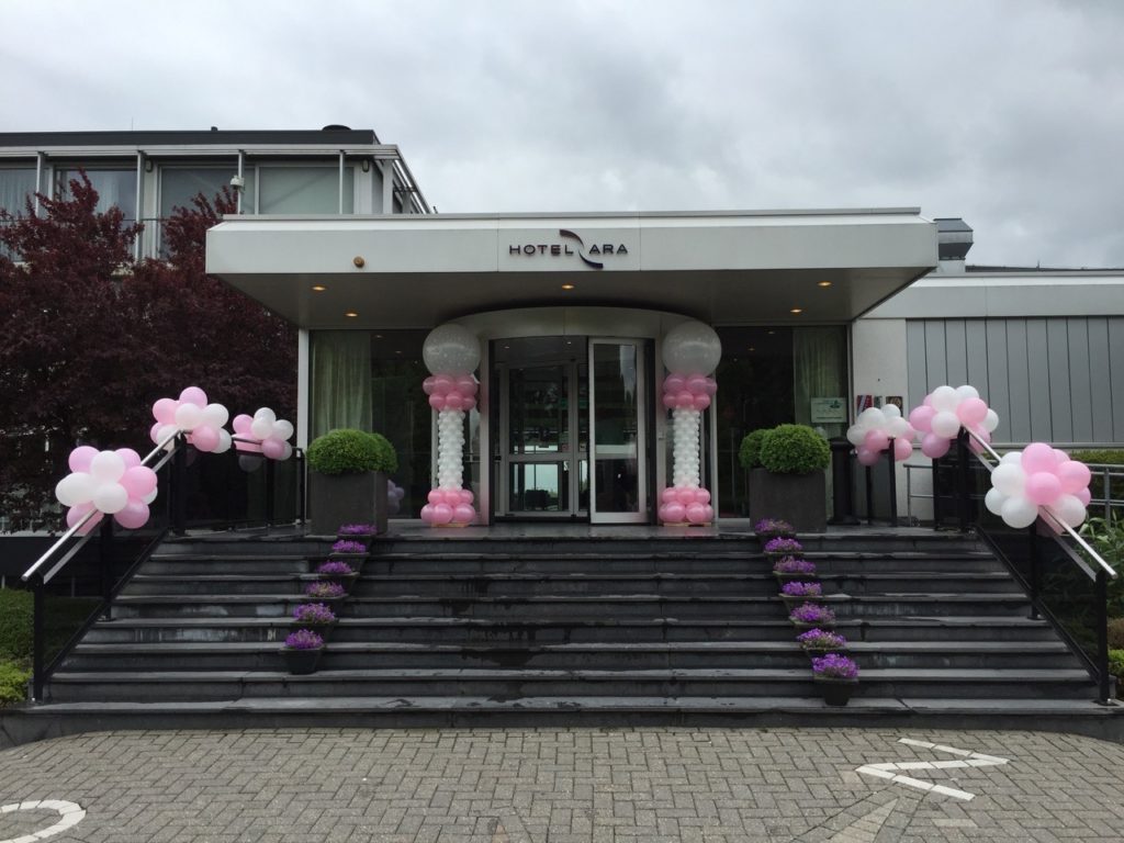 De Ballonnenkoning- Hotel Ara -ballonpilaren entree roze en wit