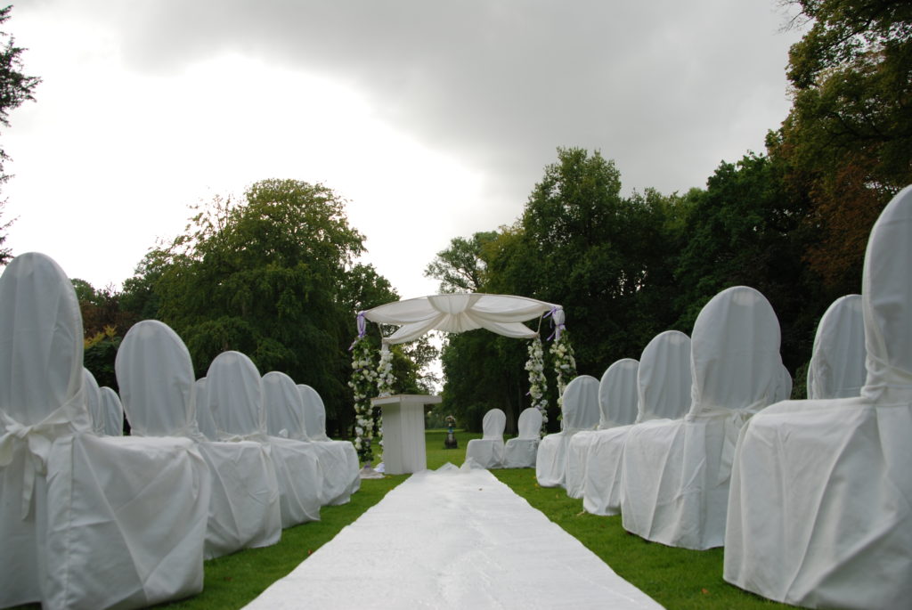 De Ballonnenkoning - Huis ten Donck - Prieel decoratie witte loper en stoelen