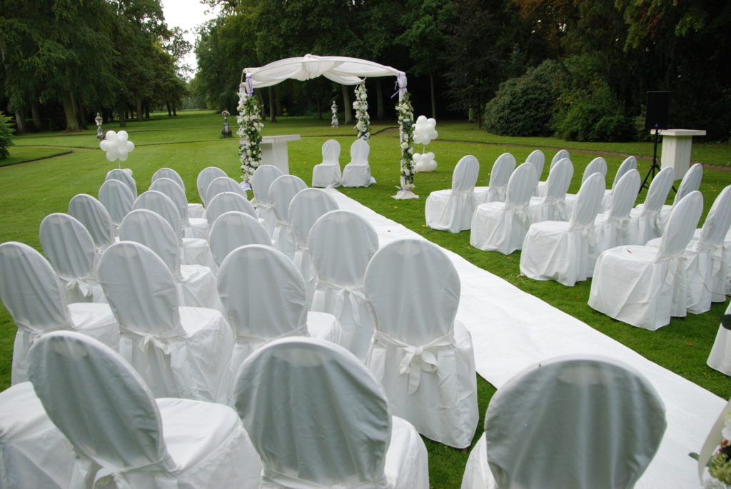 De Ballonnenkoning - Huis ten Donck - Prieel decoratie witte loper en stoelen standaard model