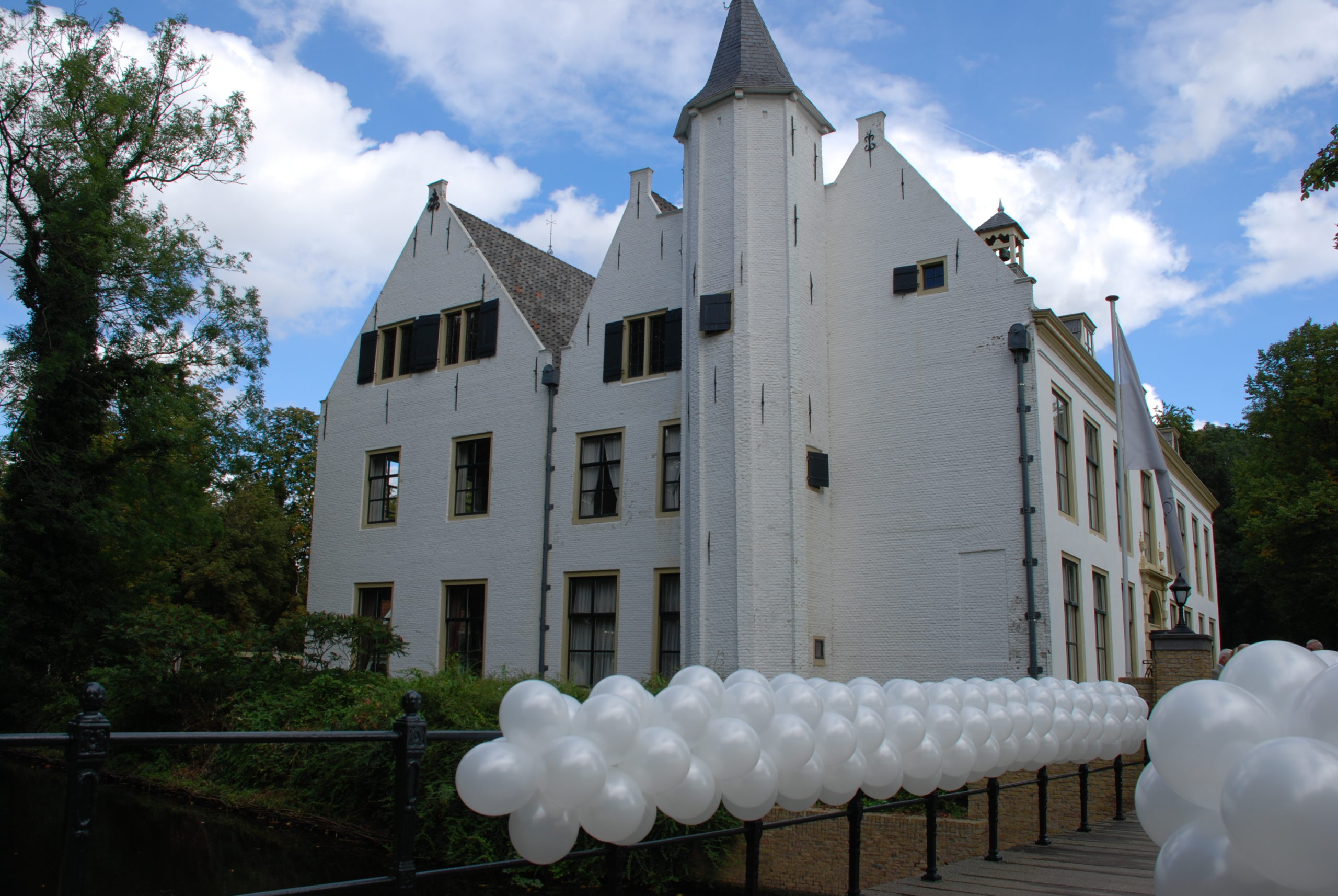 De Ballonnenkoning-Kasteel van Rhoon-ballondecoratie-ballonslinger wit brug