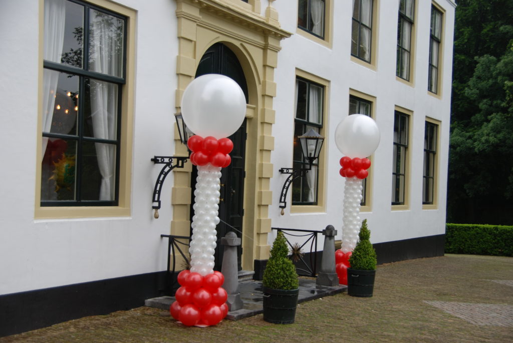 De Ballonnenkoning-Kasteel van Rhoon-ballondecoratie-ballonnenpilaren rood en wit