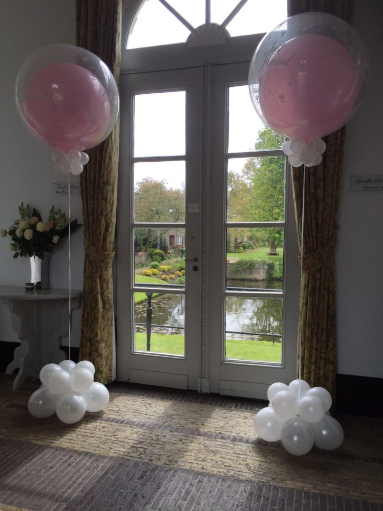 De Ballonnenkoning - Kuyls Fundatie - decoratie trouwopstelling roze en wit