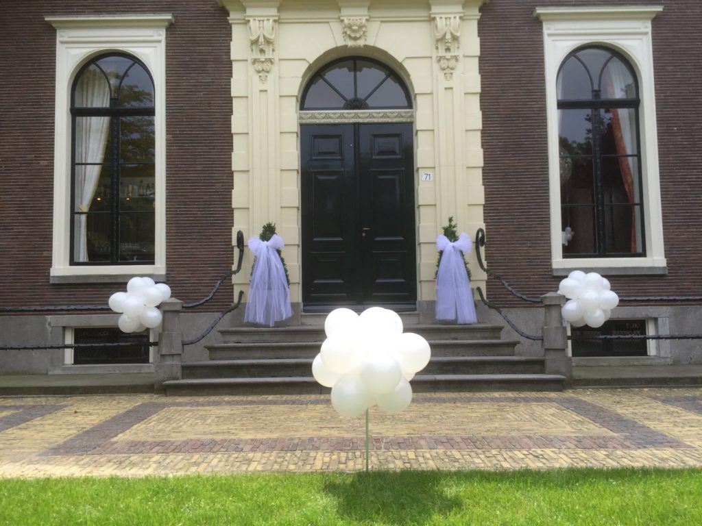 De Ballonnenkoning - Kuyls Fundatie - decoratie ballontrossen wit buiten
