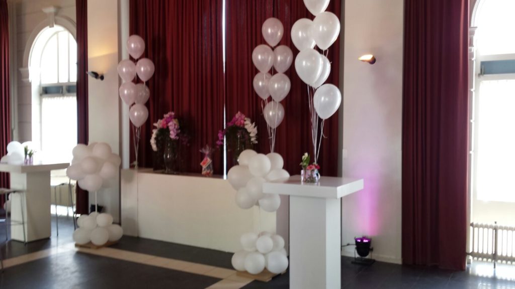 De Ballonnenkoning - Pompgebouw de Esch - Ballonnen in de feestzaal roze en wit