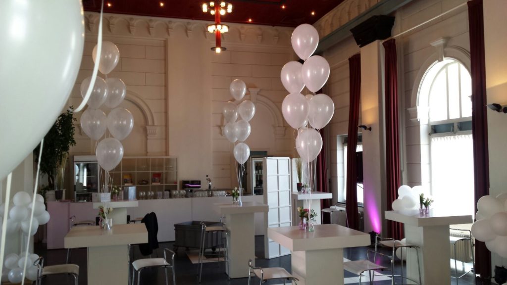 De Ballonnenkoning - Pompgebouw de Esch - Ballonnen in de feestzaal roze en wit overzicht