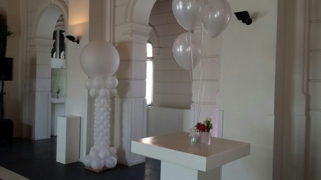 De Ballonnenkoning - Pompgebouw de Esch - Ballonnen in de feestzaal wit en pilaren