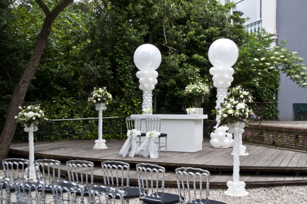 De Ballonnenkoning - Zweedse Kerk - trouwen opstelling trouwen standaard combinatie bloemen en ballonnen