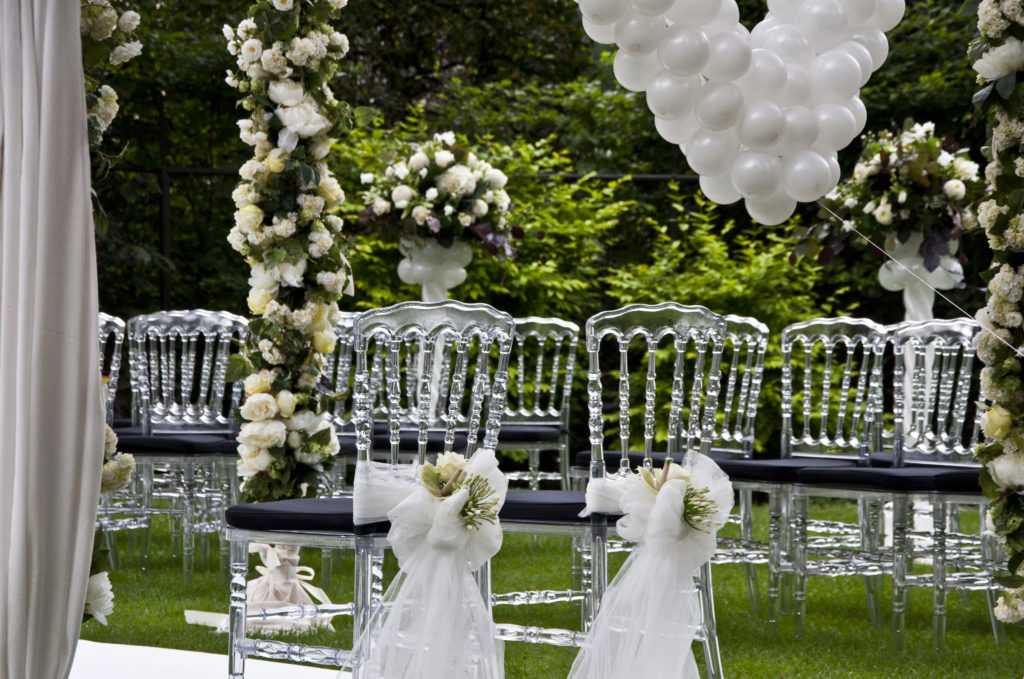 De Ballonnenkoning - Zweedse Kerk - trouwen opstelling trouwen strikken aan de stoelen prieel