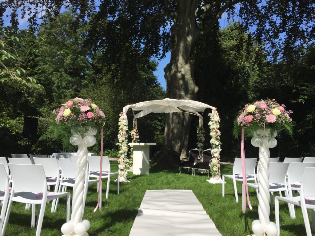 De Ballonnenkoning - Zweedse Kerk - trouwen met prieel en bloemen roze en wit