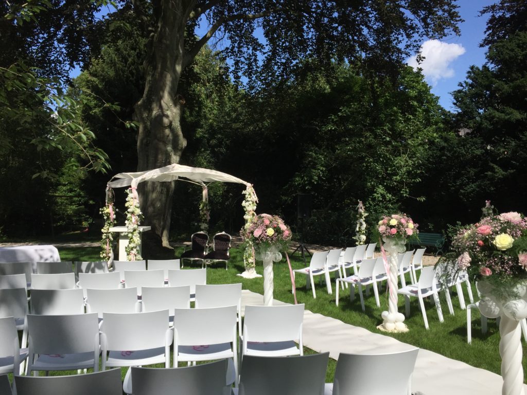 De Ballonnenkoning - Zweedse Kerk - trouwen met prieel en bloemen pearl white en roze