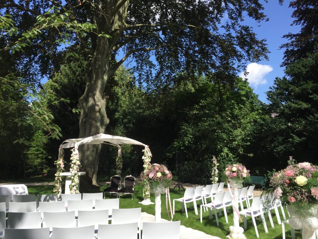 De Ballonnenkoning - Zweedse Kerk - trouwen met prieel en bloemen pearl white en roze 1
