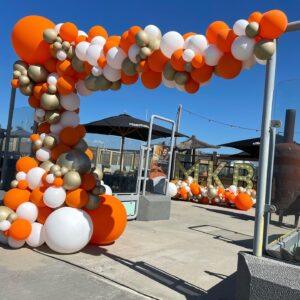 De Ballonnenkoning – Organische ballonboog en letters MKB Rotterdam