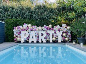 De Ballonnenkoning – ballonwand of ballonmuur – Organisch met lichtletters