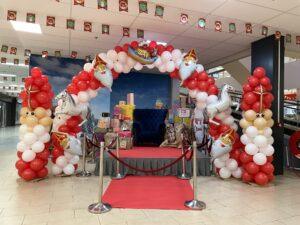 Ballonboog Sinterklaas rood en wit bij podium Ballonboog Sinterklaas rood en wit bij podium