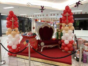 Sinterklaas ballonstaanders bij podium en zak met cadeautjes Sinterklaas ballonstaanders bij podium en zak met cadeautjes