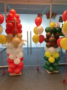Sinterklaas en Piet met getinte huidskleur en rood en gele ballonnen Sinterklaas en Piet met getinte huidskleur en rood en gele ballonnen