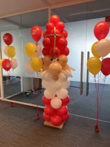 Sinterklaas met rood en gele ballonnen Sinterklaas met rood en gele ballonnen