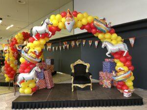 Sinterklaas ballonboog op podium rood en geel Sinterklaas ballonboog op podium rood en geel