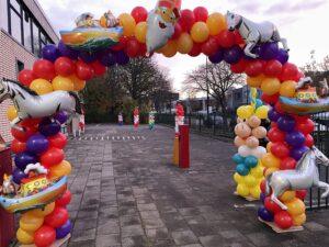 Sinterklaas ballonboog bij een drive-through met rode, gele en paarse ballonnen Sinterklaas ballonboog bij een drive-through met rode, gele en paarse ballonnen