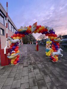 Sinterklaas ballonboog bij ochtendzon, rood geel en paars Sinterklaas ballonboog bij ochtendzon, rood geel en paars