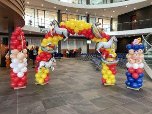 Sinterklaas en Piet met schoensmeer met een Sinterklaas ballonboog geel rood Sinterklaas en Piet met schoensmeer met een Sinterklaas ballonboog geel rood