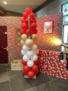 Sinterklaas bij cadeautjes op de grond Sinterklaas bij cadeautjes op de grond