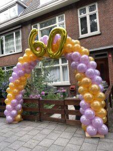 Ballonboog met foliecijfers 60 goud en lila