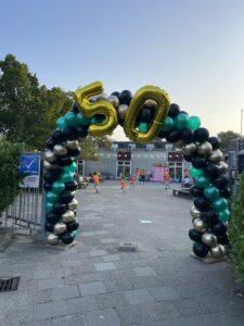 De Ballonnenkoning – Ballonboog met foliecijfers 50 jarig jubileum Basisschool De Poolster Bergschenhoek