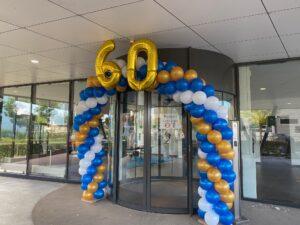 De Ballonnenkoning – Ballonboog met foliecijfers 60 jaar jubileum bij entree