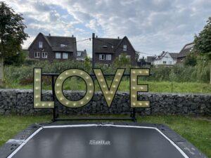 De Ballonnenkoning – Led Lichtletters LOVE in de tuin De Ballonnenkoning – Led Lichtletters LOVE in de tuin