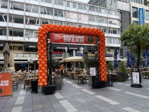 De Ballonnenkoning – Oranje ballonslinger Truss constructie WK EK Voetbal Koningsdag bij Cafe t Fust Rotterdam