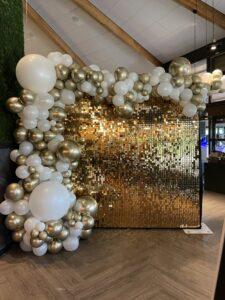 De Ballonnenkoning -Shimmerwall Goud met Ballonslinger Bruiloft Golfclub Bergschenhoek De Ballonnenkoning -Shimmerwall Goud met Ballonslinger Bruiloft Golfclub Bergschenhoek