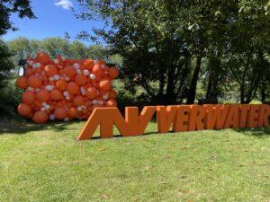 De Ballonnenkoning – WOW Factor – Ballonwand muur van ballonnen Organisch bij zakelijk event in tuin