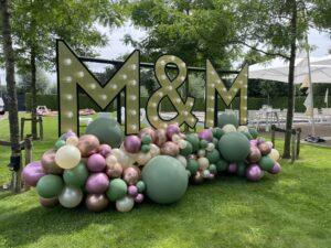 De Ballonnenkoning – WOW Factor – Led Lichtletters Initialen met organische ballonslinger bij Green Village in Nieuwegein Utrecht De Ballonnenkoning – WOW Factor – Led Lichtletters Initialen met organische ballonslinger bij Green Village in Nieuwegein Utrecht