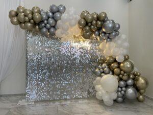 De Ballonnenkoning – WOW Factor – Shimmerwall Zilver met ballonslinger en Neon letters Happy Birthday De Ballonnenkoning – WOW Factor – Shimmerwall Zilver met ballonslinger en Neon letters Happy Birthday