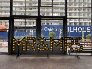 Led Lichtletters Mr en Mrs voor bruiloft bij Dudok aan de Maas Rotterdam Led Lichtletters Mr en Mrs voor bruiloft bij Dudok aan de Maas Rotterdam