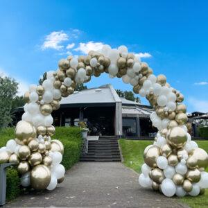 De Ballonnenkoning – Organische ballonboog wit en chrome gold De Ballonnenkoning – Organische ballonboog wit en chrome gold