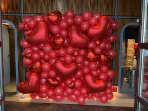 De Ballonnenkoning – Backdrop wand Harten rood
