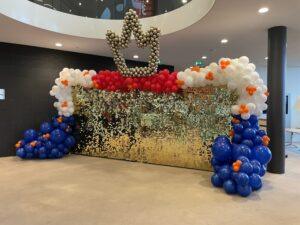 De Ballonnenkoning – Shimmerwall XXL met Chrome Gouden Kroon bij Gemeente Lansingerland