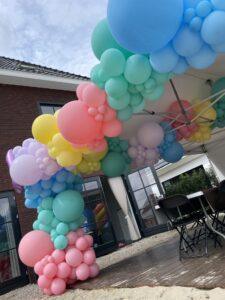De Ballonnenkoning – Ballonslinger Organisch Kleuren assorti gestapeld in clusters Partytent Stretchtent kinderverjaardag Zevenhuizen Portret