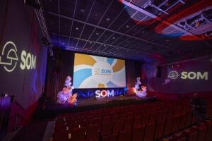 De Ballonnenkoning – Podium aankleding iov Beau XR events witte decoratie organisch